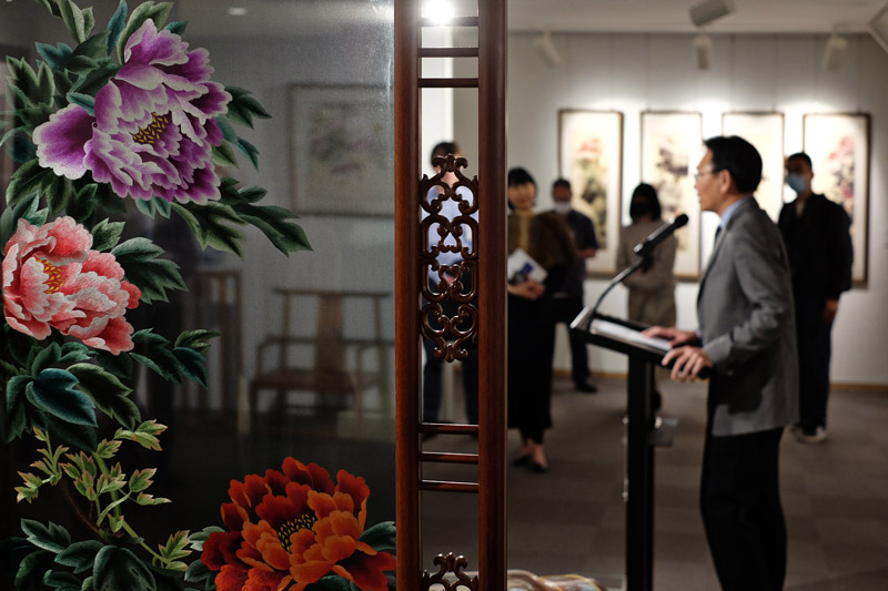 At the opening night of The Charm of the East - Selected Suzhou Embroidery Artworks Exhibition at China Cultural Centre in Sydney. The Director of China Cultural Centre in Sydney, Mr Xiayong Xiao gave event guests a speech.